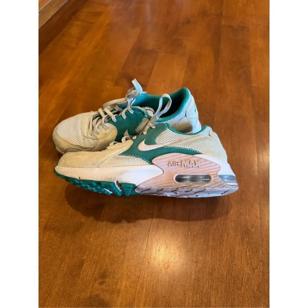 Woman’s Nike Air max sneakers size 8